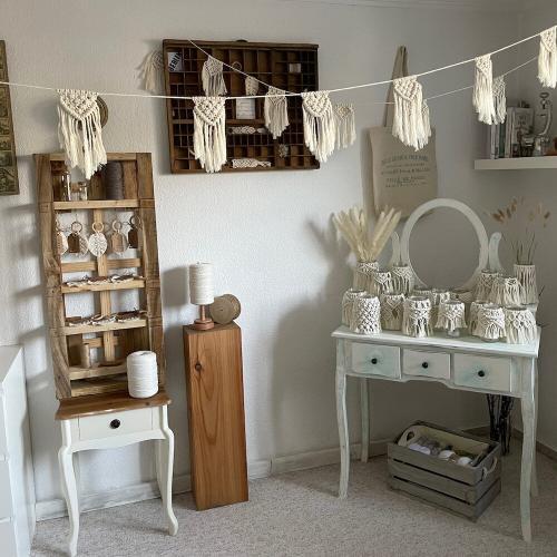 Makramee Federn, Wimpelketten und Windlichter im Boho Stil