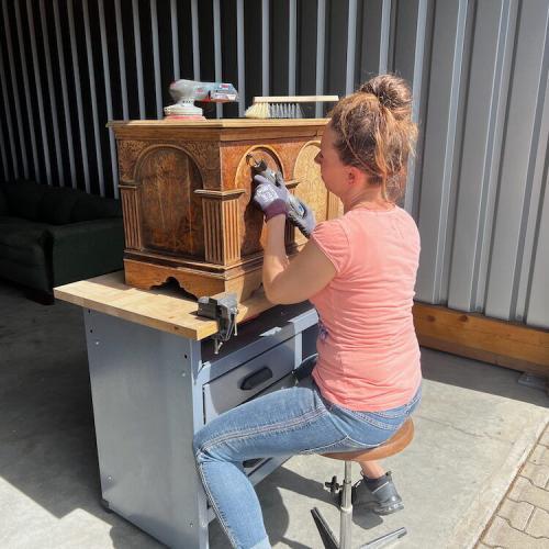 Die Holztruhe während des Upcycling Projektes