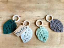 Makramee Feder mit „Handlettering“ Schild